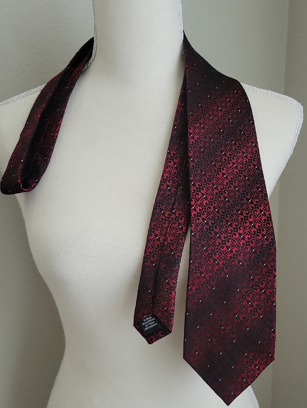 Handsome Rich Red & Black Pattern Van Heusen Tie